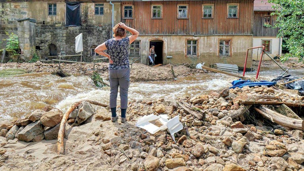 Verheerende Überflutungen mit massiven Zerstörungen wie hier in der Sächsischen Schweiz sind für Salzwedel nach Auffassung von Fachleuten nicht zu erwarten. Aufgrund der flachen Landschaft könne das Wasser sich hier besser verteilen. Vor einem Jeetze-Hochwasser schütze ein Schöpfwerk an der Elbe.