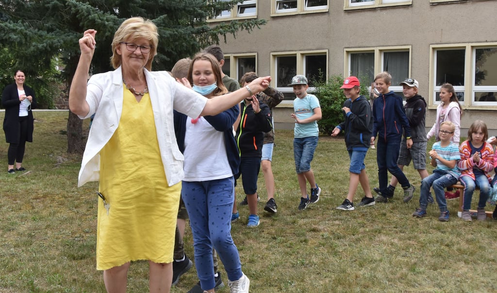Lehrerin Ute Müller führt den Umzug bei der Abschiedsfeier in der Rätzlinger Schule an. Während die Kinder ihrer vierten Klasse die weiterführenden Schulen besuchen, geht die Calvörderin in den wohlverdienten Ruhestand.