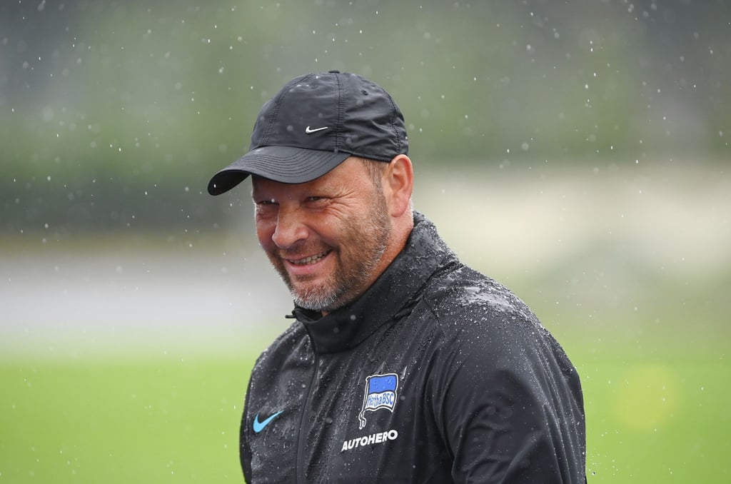 Trainer Pal Dardai steht im Regen auf dem Platz.