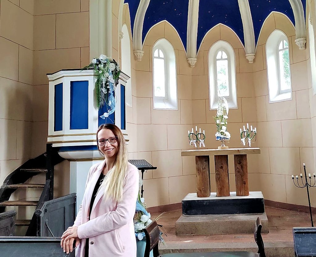 Anja Aßmann hat in der Kapelle Suderode schon viele Paare getraut. Als Nächstes steht ihre eigene Hochzeit hier an.