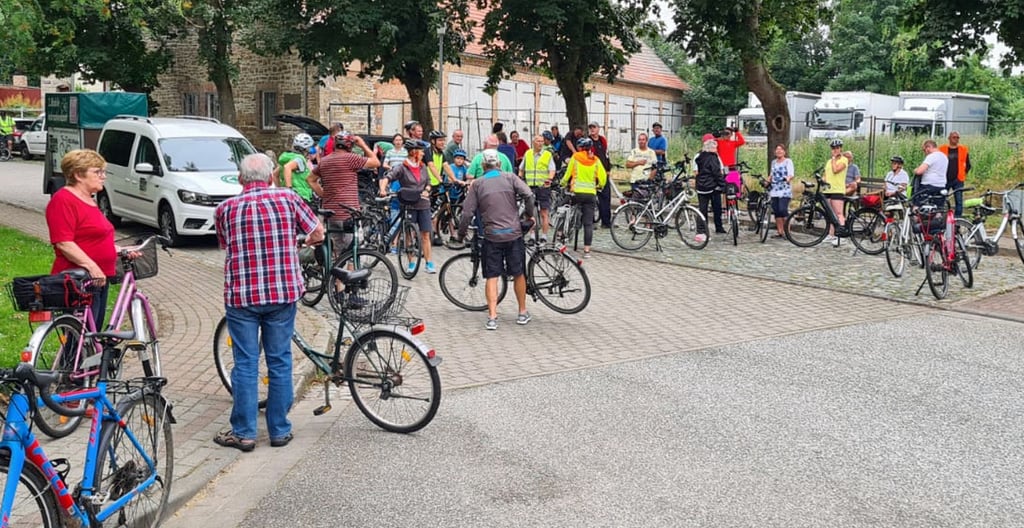 Ein Teil der Teilnehmer beim Zwischenstopp in Barneberg. Auch die Verkehrswacht unterstützte die Feierabendtour zwischen Völpke, Barneberg und Hötensleben.