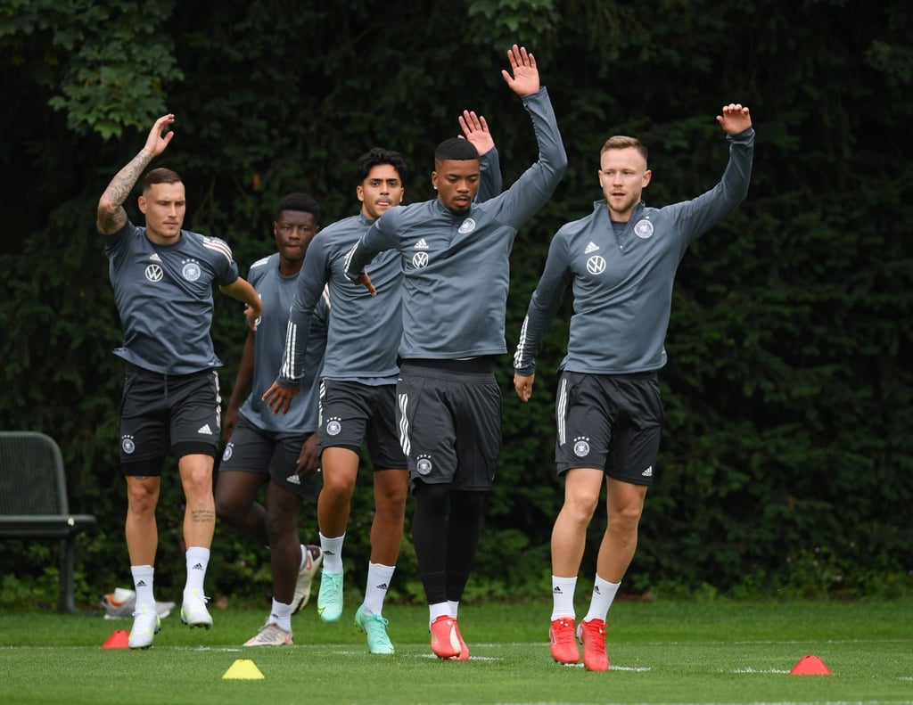 Deutschlands Fußballer mit Nadiem Amiri (M).