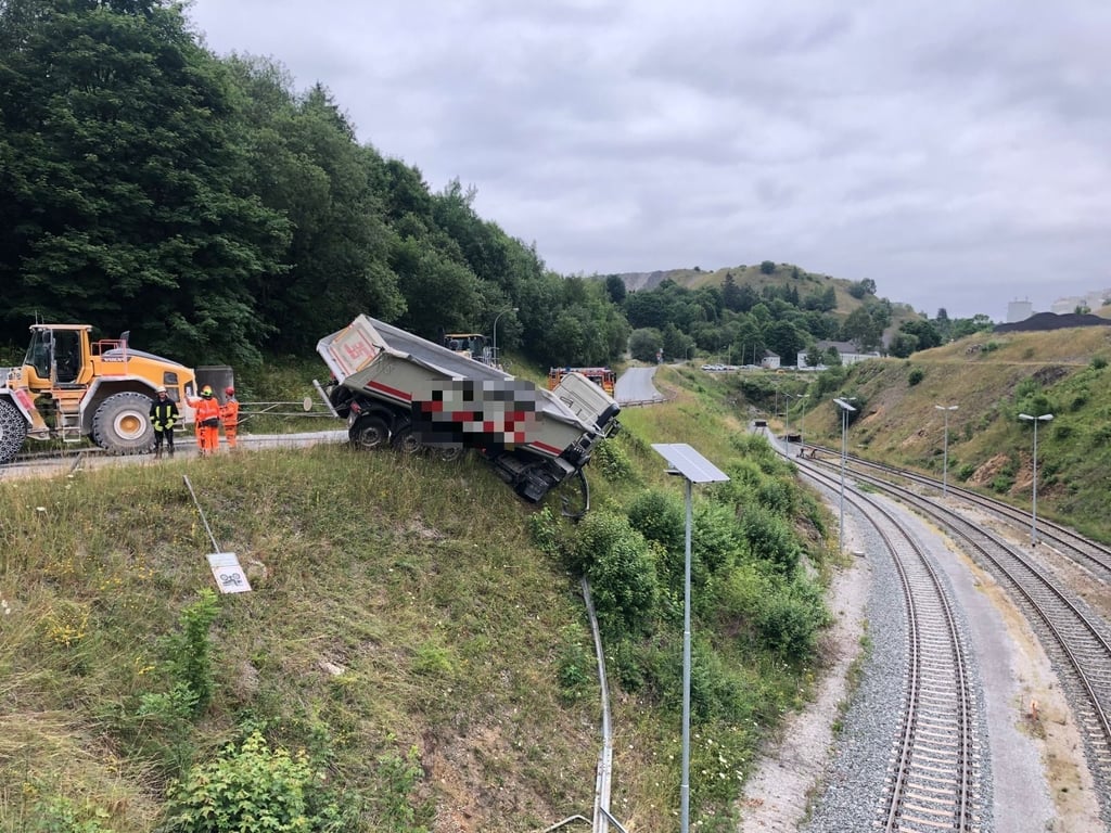 Zwei Sattelschlepper sind am Morgen in der Nähe von Elbingerode kollidiert. Dabei kippte der eine rechts zur Seite und kam am Hang zum Stehen. Die Bergungsarbeiten dauern an.