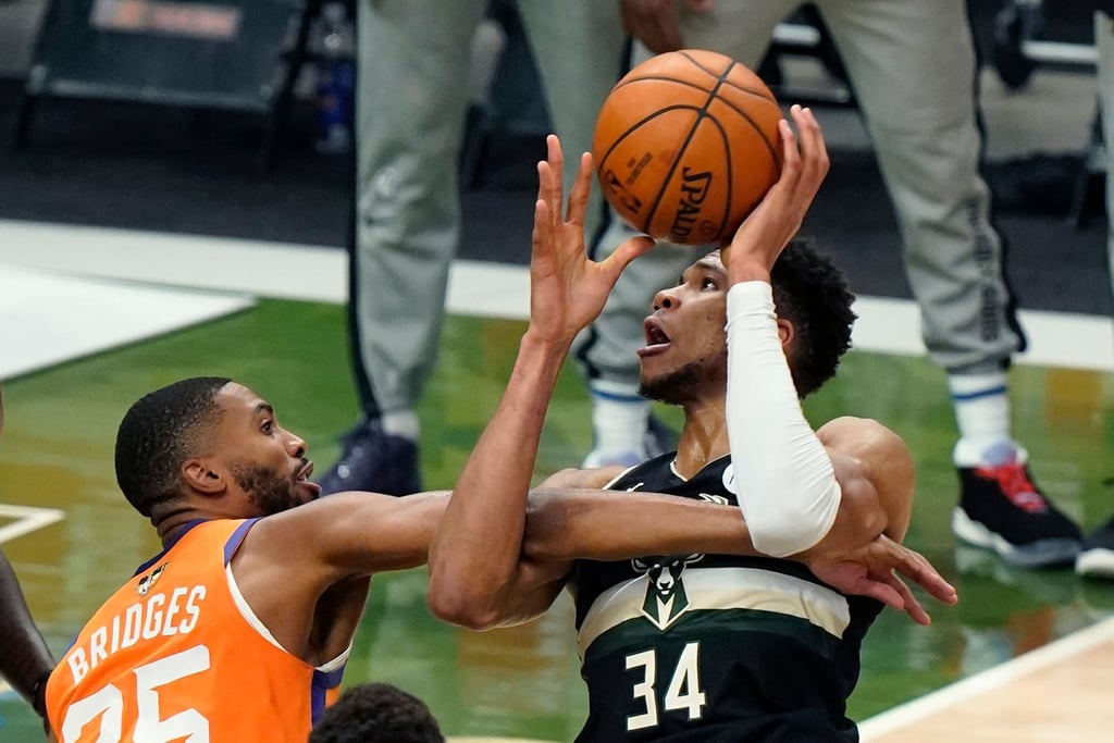 Überragend: Giannis Antetokounmpo (r) von den Milwaukee Bucks erzielte 50 Punkte.