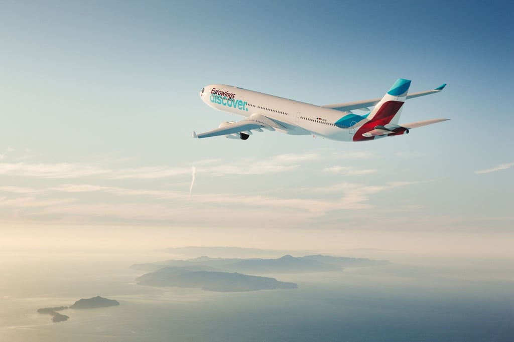 Mit der Airline Eurowings Discover will Lufthansa sein Angebot an Ferienflügen ausbauen. Neben den elf geplanten Langstreckenfliegern vom Typ A330 sind bis Sommer 2022 jeweils fünf Mittelstreckenjets A320 für Frankfurt und München vorgesehen.