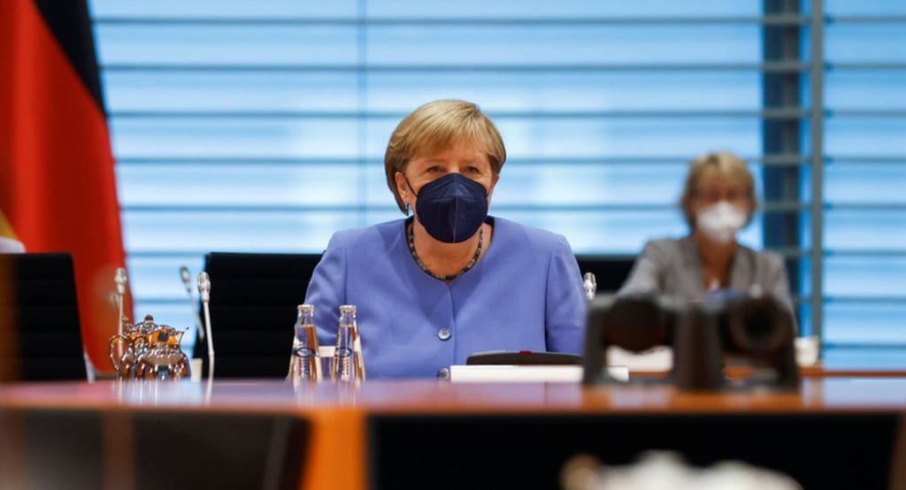 Bundeskanzlerin Angela Merkel (CDU ) sitzt vor der Kabinettssitzung an ihrem Platz.