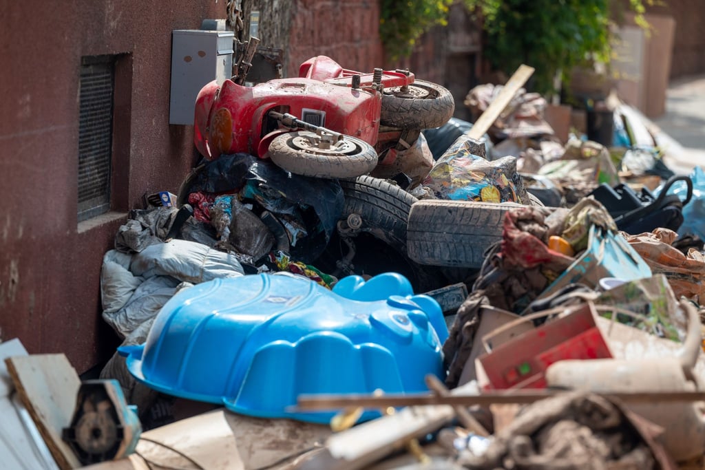 Berge von zerstörtem Mobiliar und Elektroschrott in Trier.