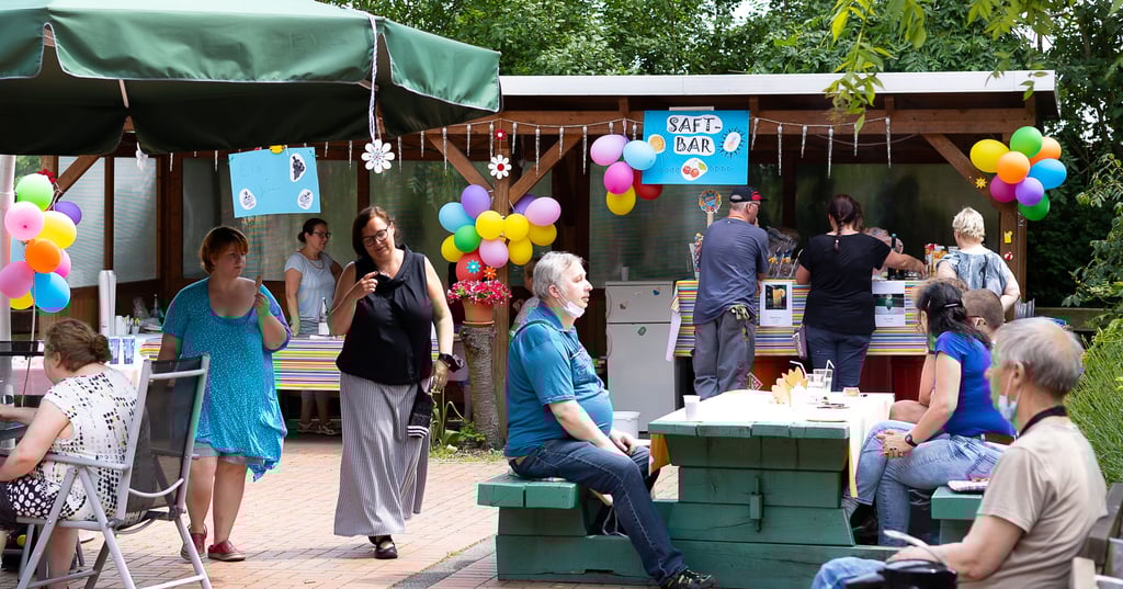 Um den Bewohner etwas Abwechslung zu ermöglichen, gab es auch im Flora Heim in Haldensleben eine kleine Sommerparty mit Cocktails.