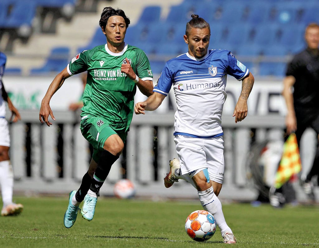 FCM-Offensivmann Baris Atik (r.) lief Sei Muroya vom Zweitligisten Hannover 96 davon und erzielte beim abschließenden Test vor dem Drittliga-Start zwei Tore.