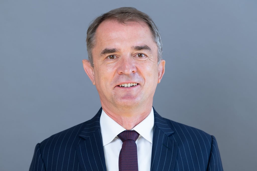 Marco Tullner (CDU), Bildungsminister in Sachsen-Anhalt, lächelt.