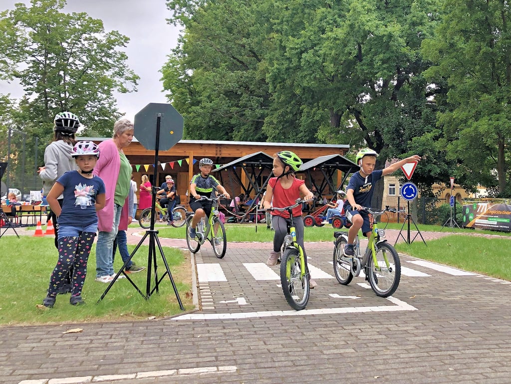 Vorfahrt beachten und abbiegen: Petra Poprawe erklärt den Teucherner Drittklässlern am Rad-Parcous des Verkehrsgartens die Verkehrsregeln.