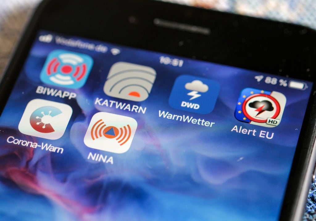 Verschiedene Apps warnen im Notfall - auch per SMS sind Informationen verfügbar.