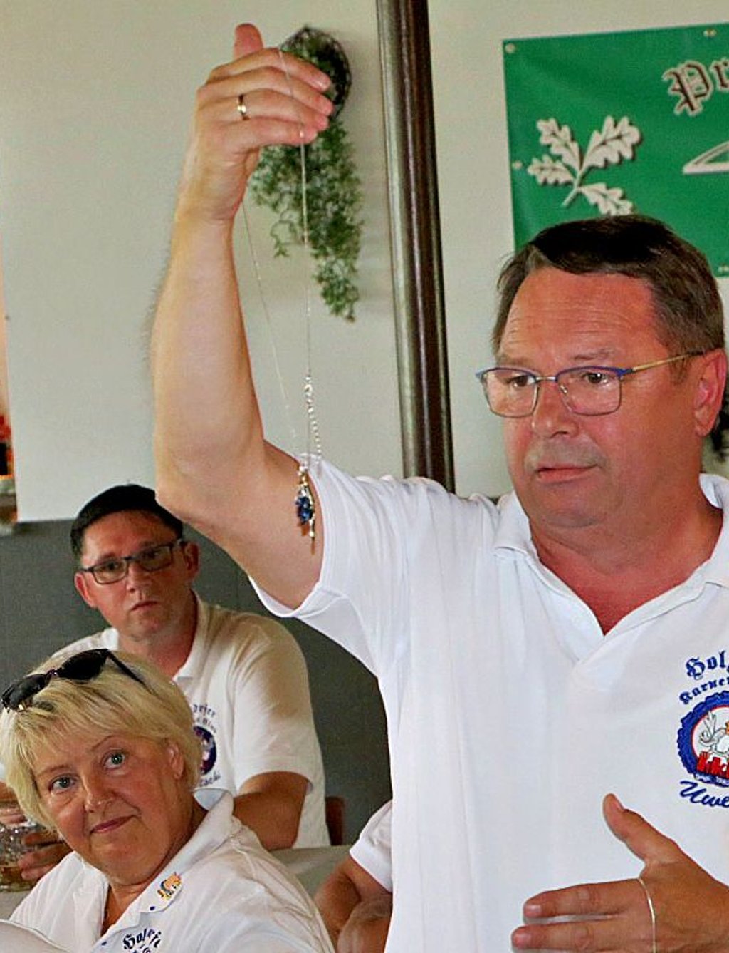 HKC-Innenminister Uwe Gäbelein präsentiert die Auszeichnung für die Trainerinnen der Tanzgruppen.