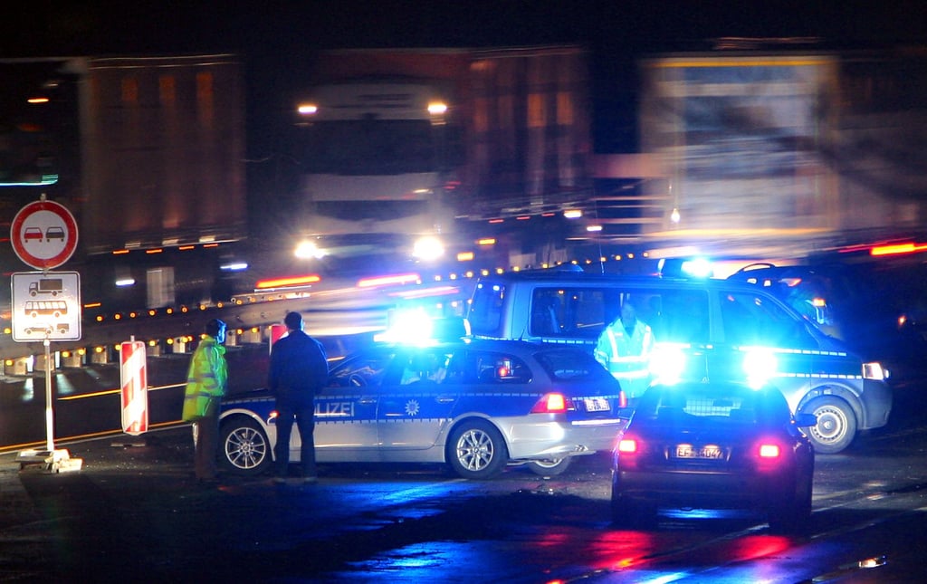 ARCHIV - Polizeifahrzeuge sichern eine Unfallstelle an der Autobahn 9.