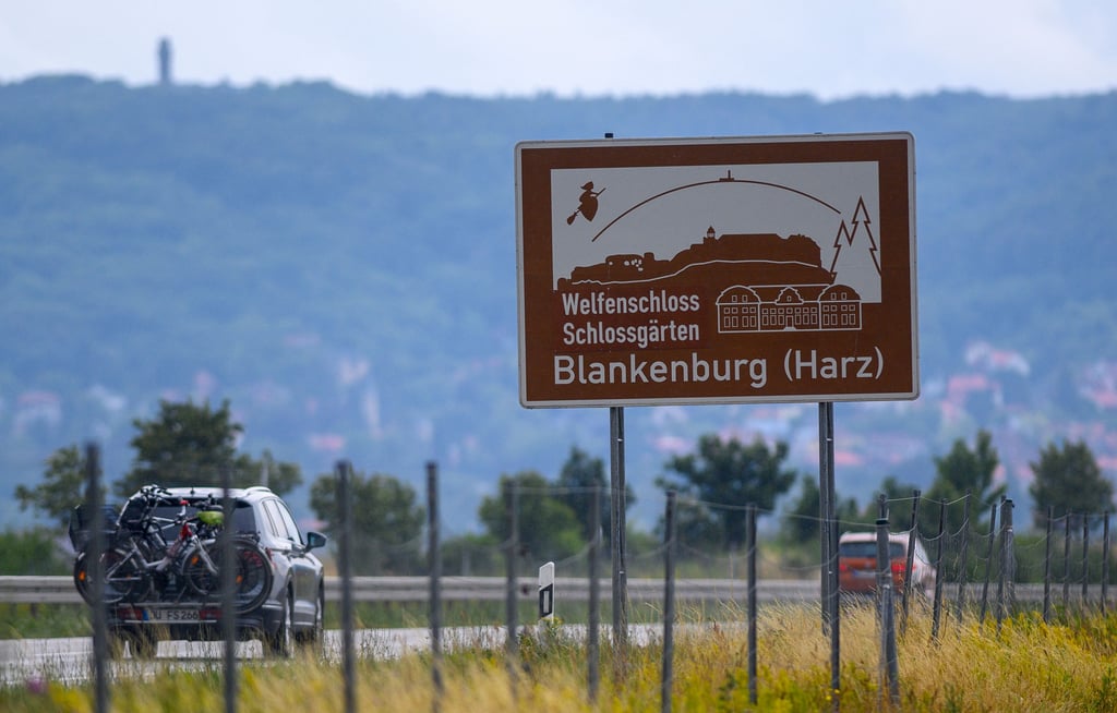 Ein Hinweisschild mit der Aufschrift "Welfenschloss Schlossgärten Blankenburg (Harz)" steht am Rande einer Autobahn. Wer auf der Autobahn unterwegs ist, kennt sie - die braunen Hinweistafeln, die für touristische Ziele werben. Im Harz etwa werben Hexen für einen Abstecher.