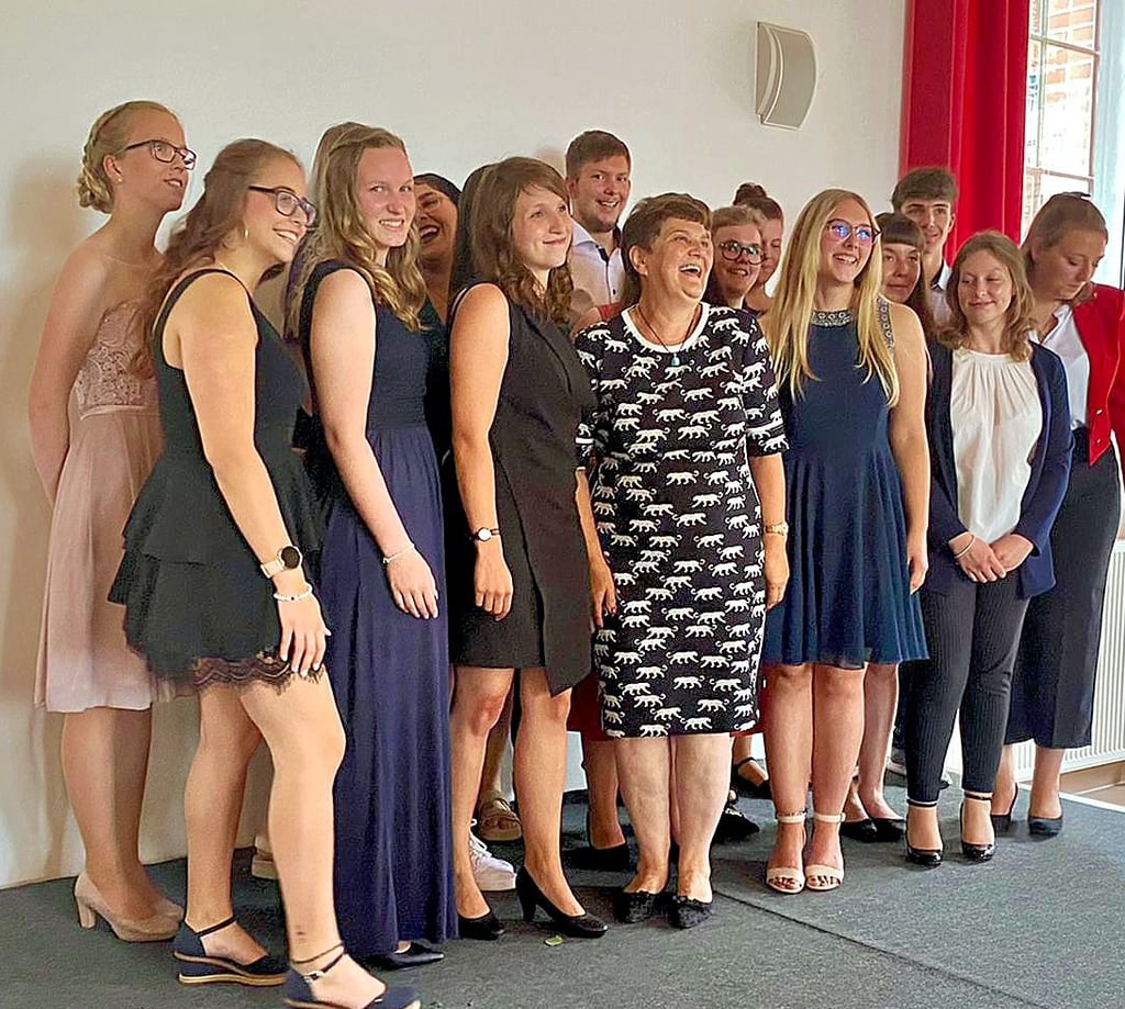 Nach der Zeugnisübergabe wurde ein letztes Klassenfoto geschossen. Wie Wege der Fachschüler trennen sich jetzt.