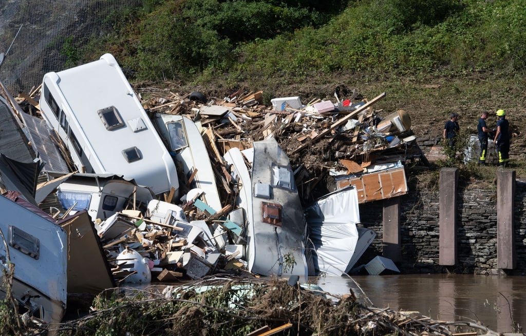 Dutzende Wohnwagen, Autos und Wohnmobile die von der Flutwelle mitgerissen wurden hängen zusammengequetscht an einer Ahrbrücke in Altenahr.