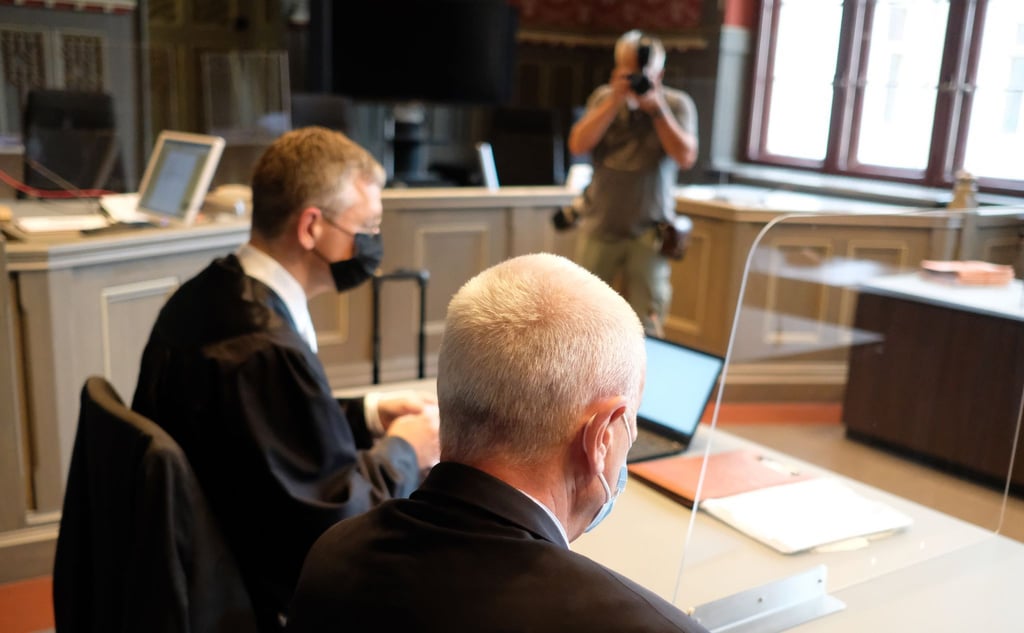 Der frühere Vorstand des Fahrradbauers Mifa Sangerhausen (r) in einem Saal des Landgerichtes Halle.
