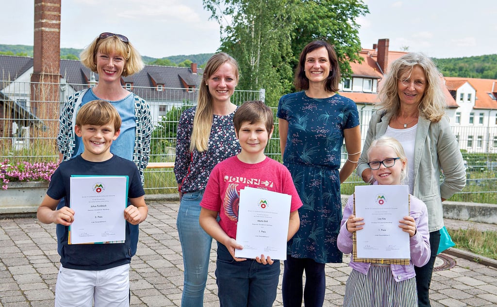 Die landesweit erfolgreichen Mathe-Asse aus Naumburg und Bad Kösen: Lisa Key (v.r., Montessorischule) mit Schulleiterin Cornelia Lucks, Martin Brill (Bergschule) mit Schulleiterin Sara Neunübel (2.v.r.) und Klassenlehrerin Nina Porsche sowie Julius Fünfstück (Utaschule) mit Schulleiterin Garnet Meiß.