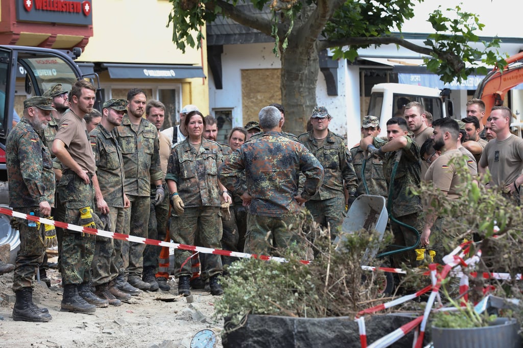 Flut zerstört Bad Münstereifel Die durch die Flutwelle stark zerstörte Altstadt von Bad Münstereifel eine Woche nach der schweren Flutkatastrophe helfen viele Menschen der Zerstörung her zu werden. 