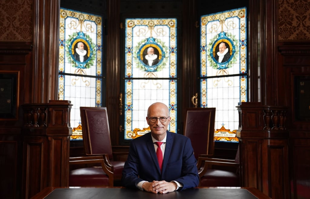 Peter Tschentscher (SPD), Erster Bürgermeister und Präsident des Senats der Freien und Hansestadt Hamburg, sitzt im Bürgermeisteramtszimmer im Rathaus.