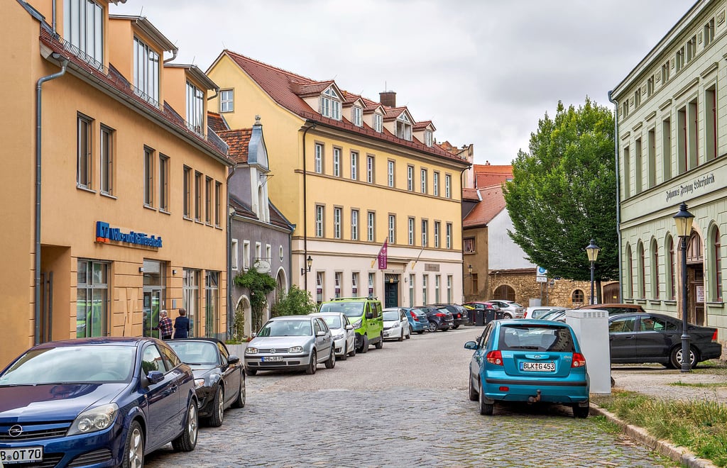 Mit neuem Straßenpflaster und neu angelegten Fußwegen soll der Naumburger Reußenplatz zum Schmuckstück werden.