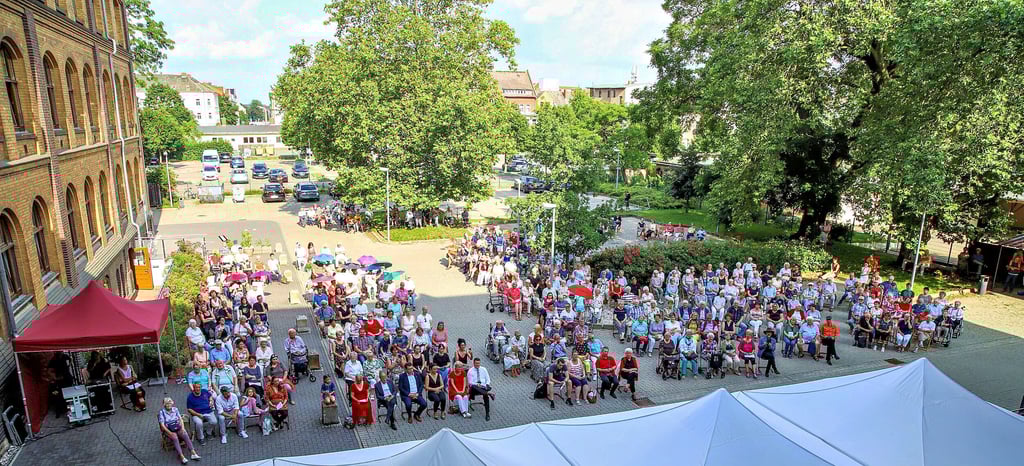 Zum Jubiläumskonzert waren rund 320 Gäste in den Hof des Bildungszentrums Lindenfeld gekommen.