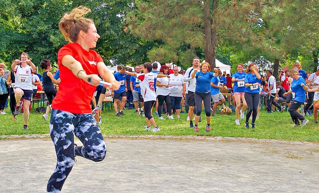 Ein unterhaltsames Aufwärmprogramm beim Firmenlauf 2021 am Stadtsee in Stendal.