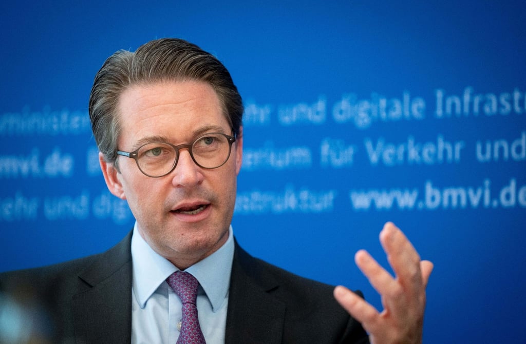 Bundesverkehrsminister Andreas Scheuer spricht in einem Interview mit Journalisten.