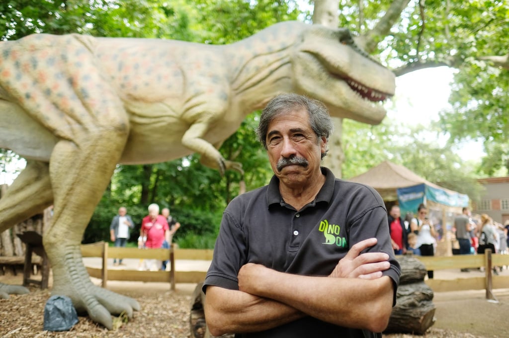 Don Lessem, Paläontologe und Autor, steht m Zoo Leipzig vor einem Modell des Tyrannosaurus rex.