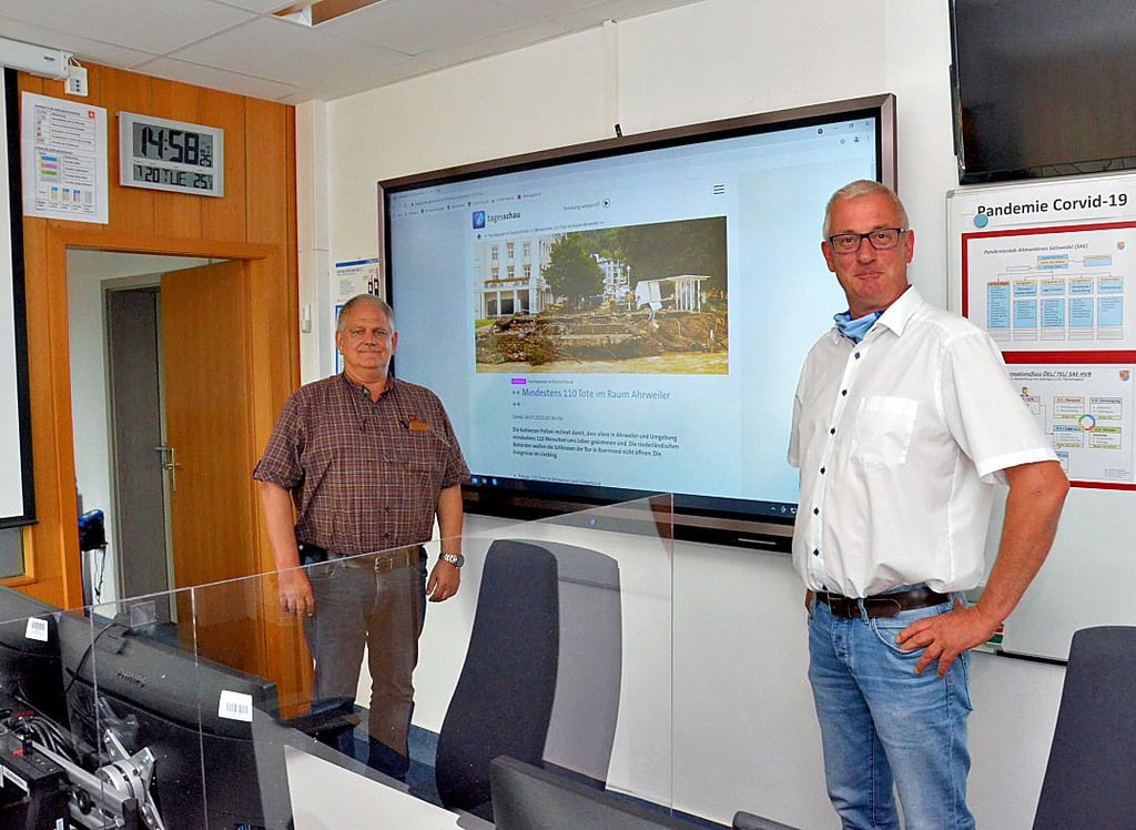 Katastrophenschützer Rüdiger Wührl (hinten links) und Hans Thiele in der Leitzentrale im Haus der Kreisverwaltung.