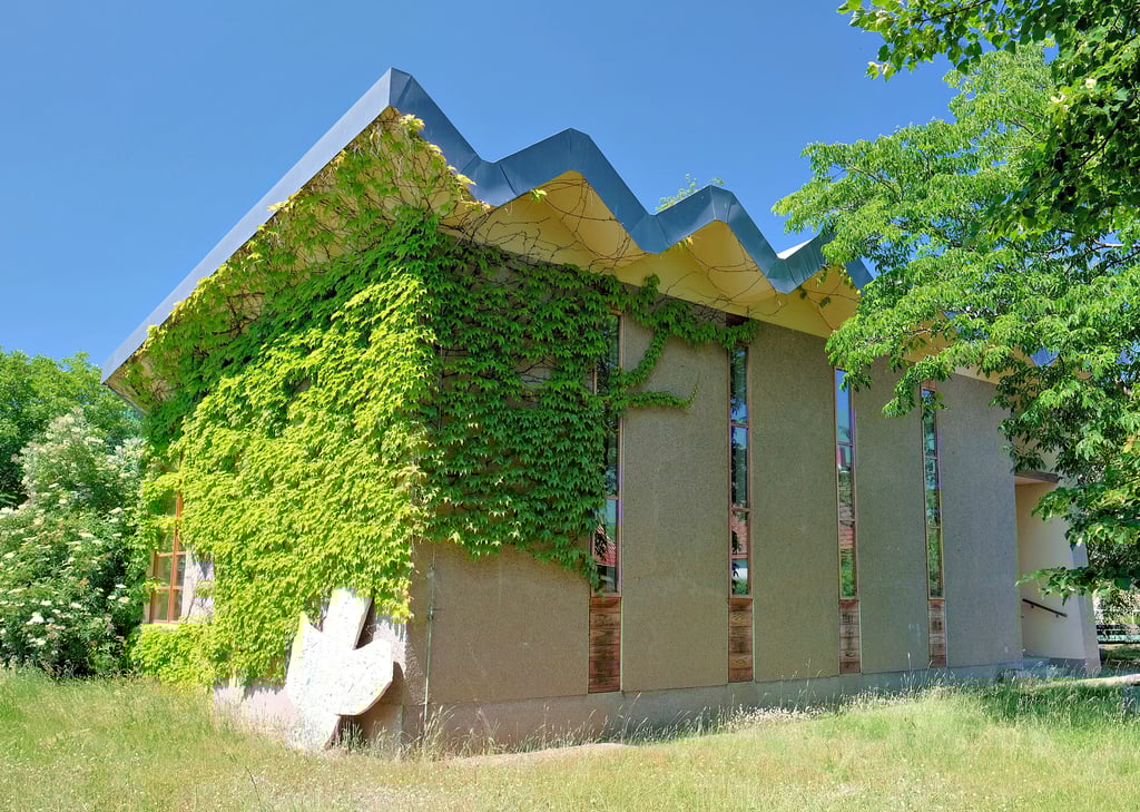 Die Friedenskirche, ein moderner Betonbau mit flachem Faltdach von 1976/77, in Wolfen. Das Gotteshaus wurde erst kürzlich entwidmet. Es ist eine der wenigen Kirchen die zu DDR-Zeiten im Rahmen des Sonderbauprogramms neu errichtet werden durften. Einen Kirchturm verboten die SED-Parteifunktionäre allerdings.
