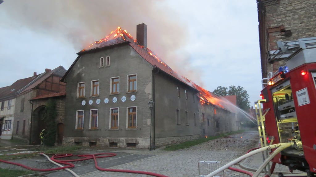Das Feuer hat auf das Wohnhaus übergegriffen. Dieses ist nun erst einmal nicht bewohnbar.