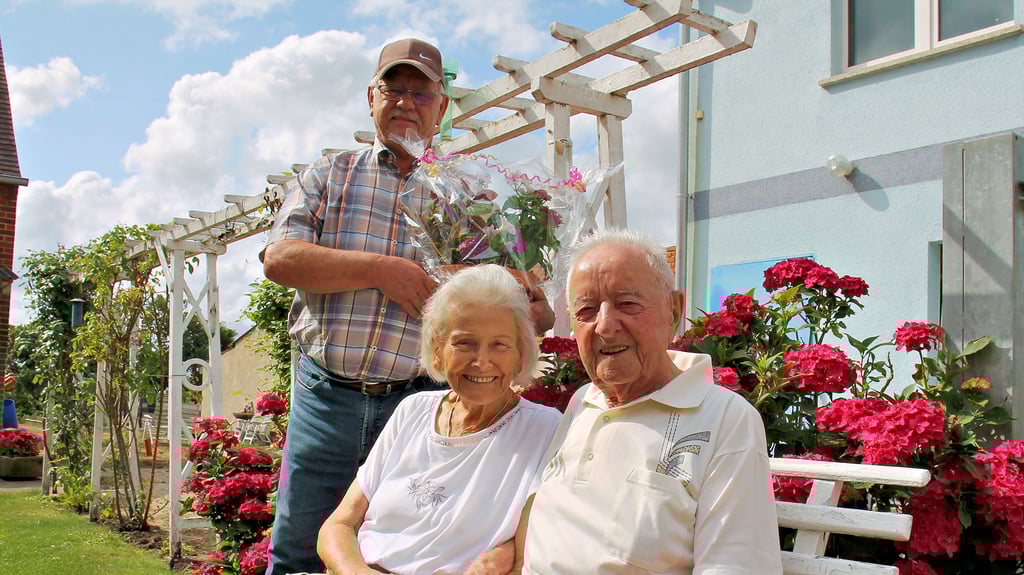 Werner und Gislea Lutter feierten am Dienstag ihren 65. Hochzeitstag. Ortsbürgermeister Jürgen Schröder (links) gratulierte zur eisernen Hochzeit.