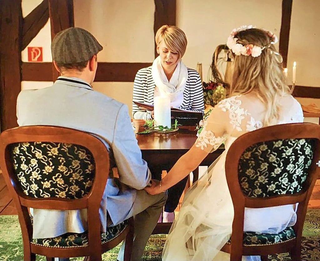 Standebeamtin Julia Neckham traut hier ein Paar im Schäfershof in Osterwieck.