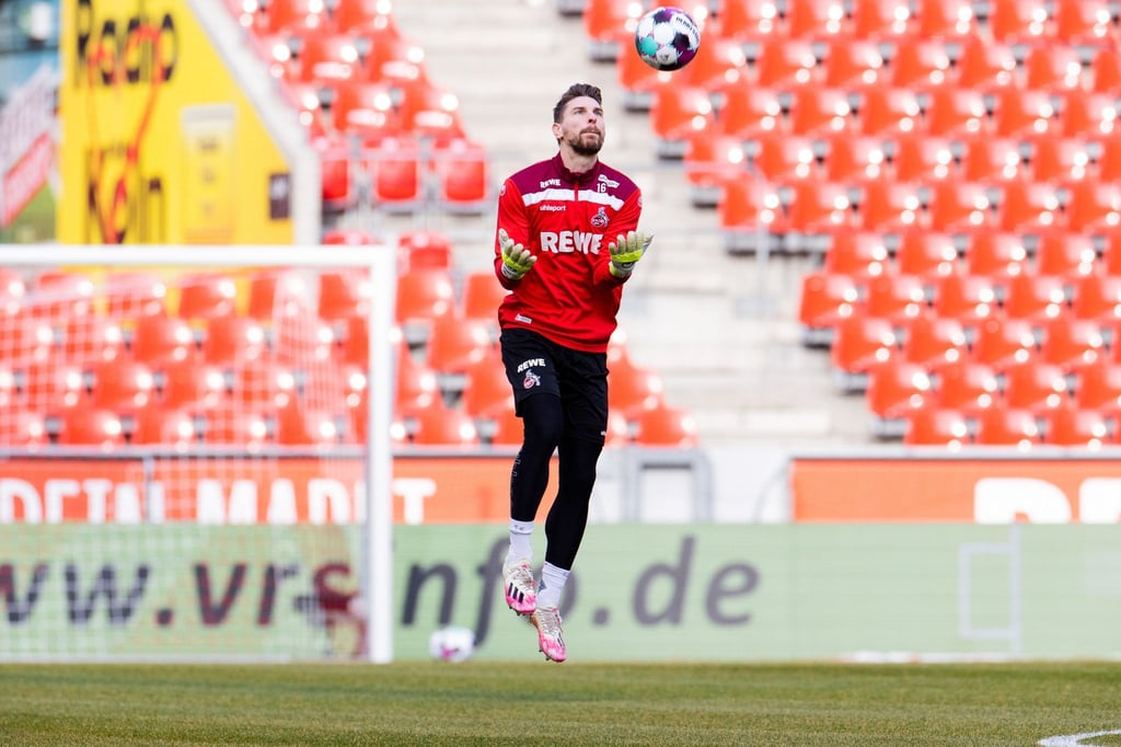 Torwart Ron-Robert Zieler vor einem Spiel.