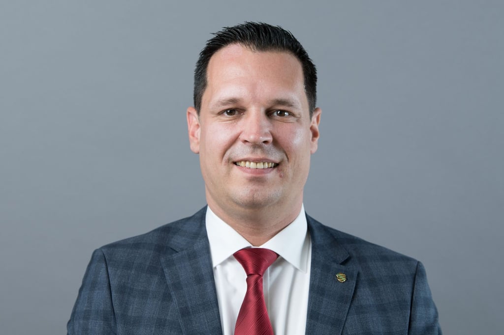 Rico Anton (CDU) lächelt in die Kamera.
