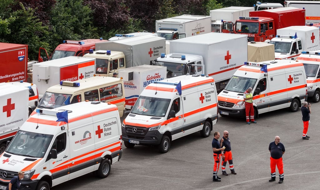 Fahzeuge des Roten Kreuzes und der Feuerwehr.