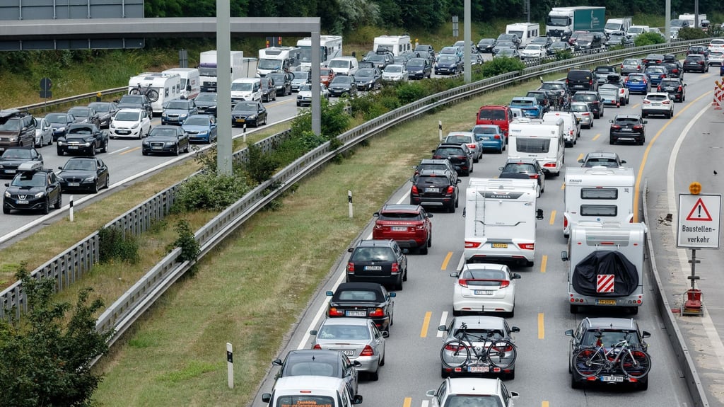Die Sommerferien bringen quer durchs Land eine Menge Fahrzeuge auf die Fernstraßen. Symbolfoto: Markus Scholz/Archiv/