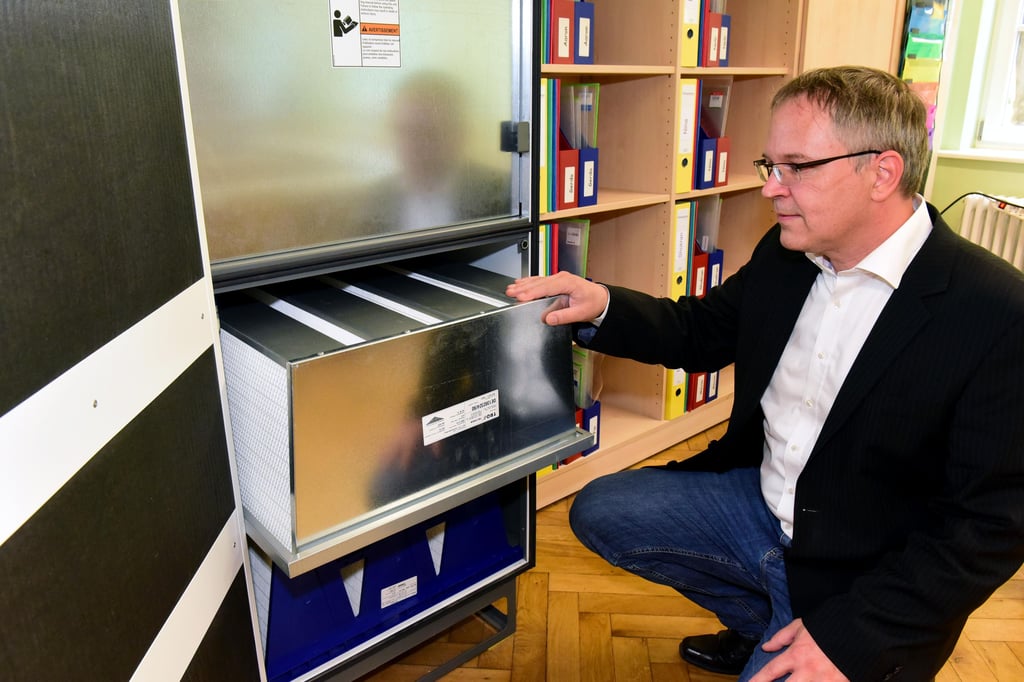 Beyrau zeigt einen Filtereinsatz. Damit wird die Luft von Aerosolen und Viren gereinigt.