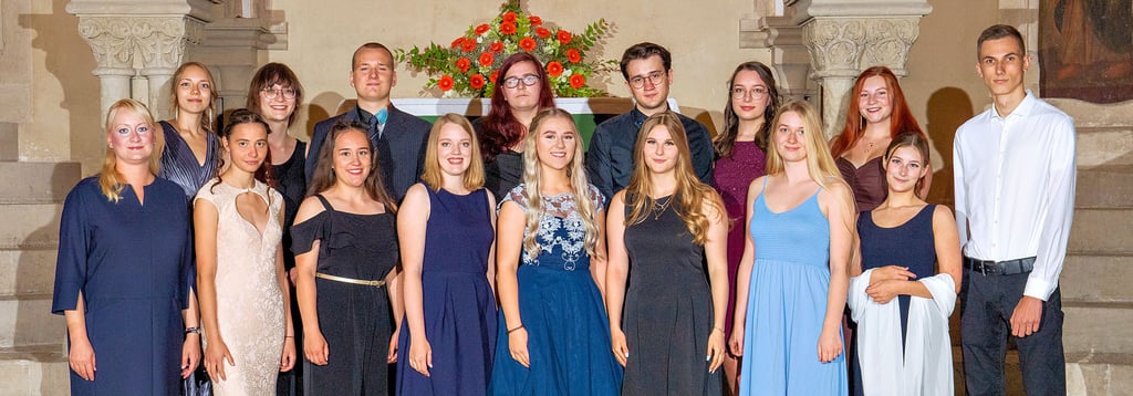 Klasse 12d: Isabel Schwulera (hinten, v.l.), Leandra Lydia Damm, Cedric Helmut Kloß, Jamie Patricia Schmidt, Daniel Golowtschenko, Jasmin Rech, Angelina Jeselina Klinke; Klassenleiterin Juliane Tauchnitz (vorn, v.l.), Hannah Schöppl, Inka Frölich, Sophia Franz, Aaliyah-Sophie Dietl, Charlotte Lindau, Sophie Thomas, Carolin Jork, Vincent Becker