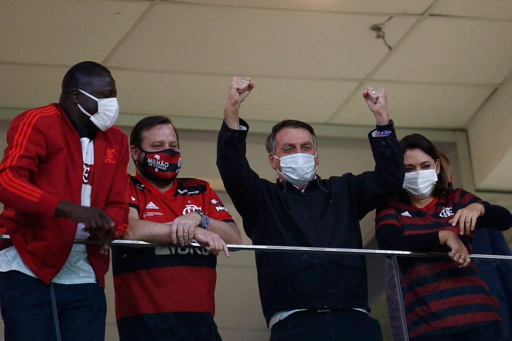 Der brasilianische Präsident Jair Bolsonaro (2.v.r) auf der Tribüne in Brasília.