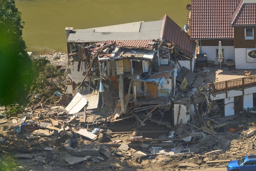 Ein Haus ist nach dem Hochwasser vollkommen aufgerissen.