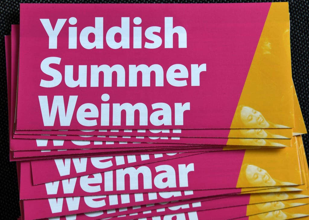 Programmhefte liegen bei einem Konzert im Rahmen des „Yiddish Summer Weimar“ aus.