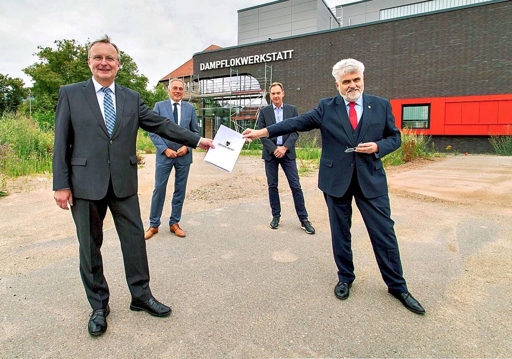 Wirtschaftsminister Willingmann (vorn rechts) überreicht HSB-Geschäftsführer Matthias Wagener (vorn links) in Anwesenheit von Peter Gaffert (hinten links) und Christian Klamt (hinten rechts) den Förderbescheid.