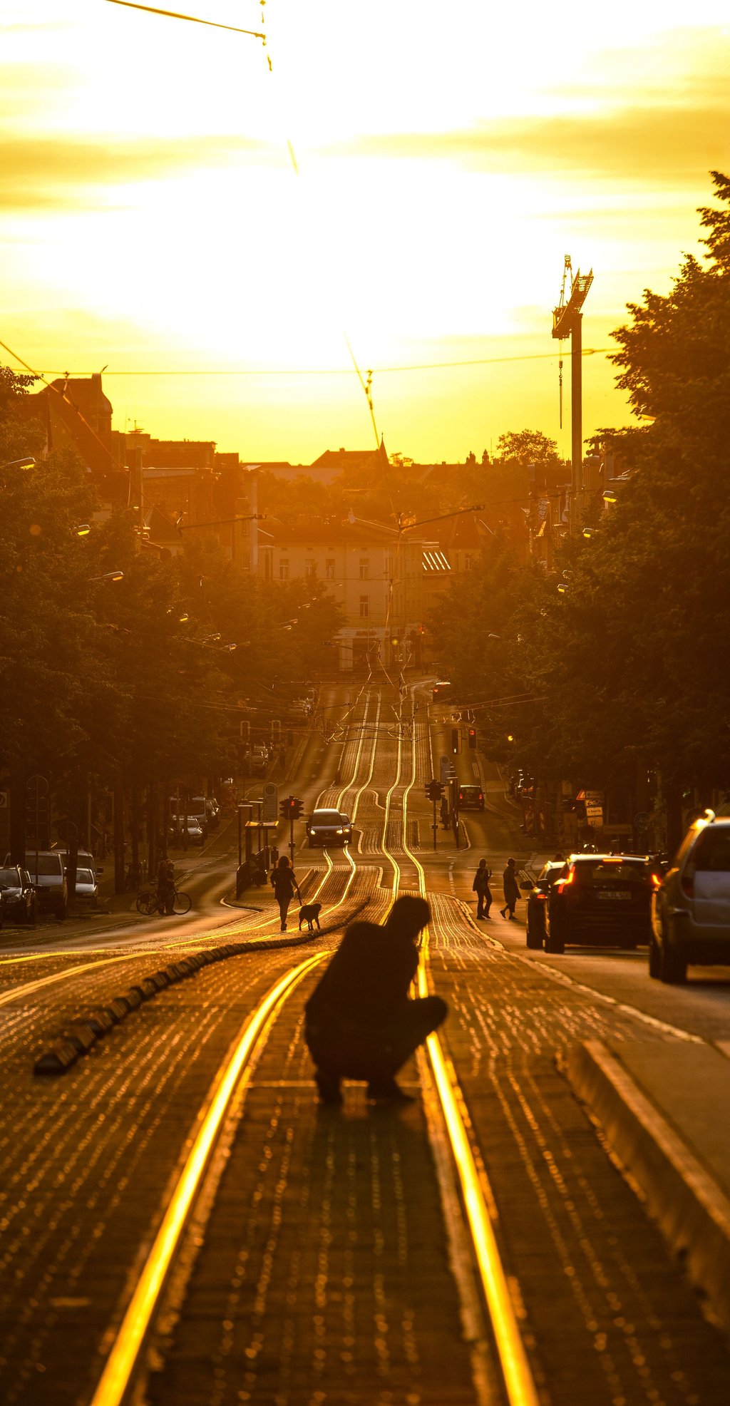 Blick in die Ludwig-Wucherer-Straße in Halle, wo ein paar Tage im Jahr die Sonne direkt in der Straßenschlucht untergeht - die sogenannte Luwuhenge.