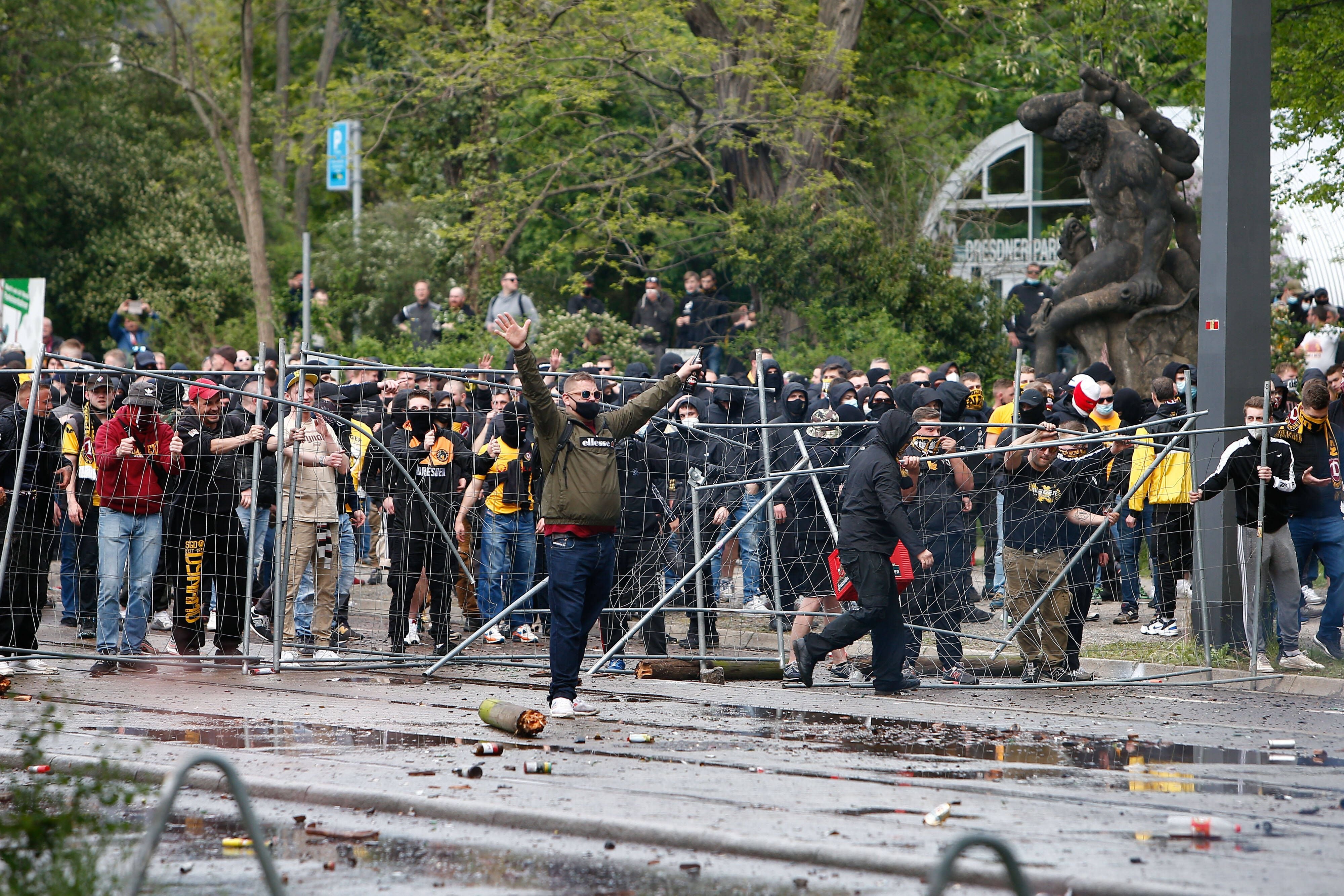 Während Dynamo Dresden den Aufstieg in die zweite Liga klar machte, randalierte Hunderte vor dem Stadion.