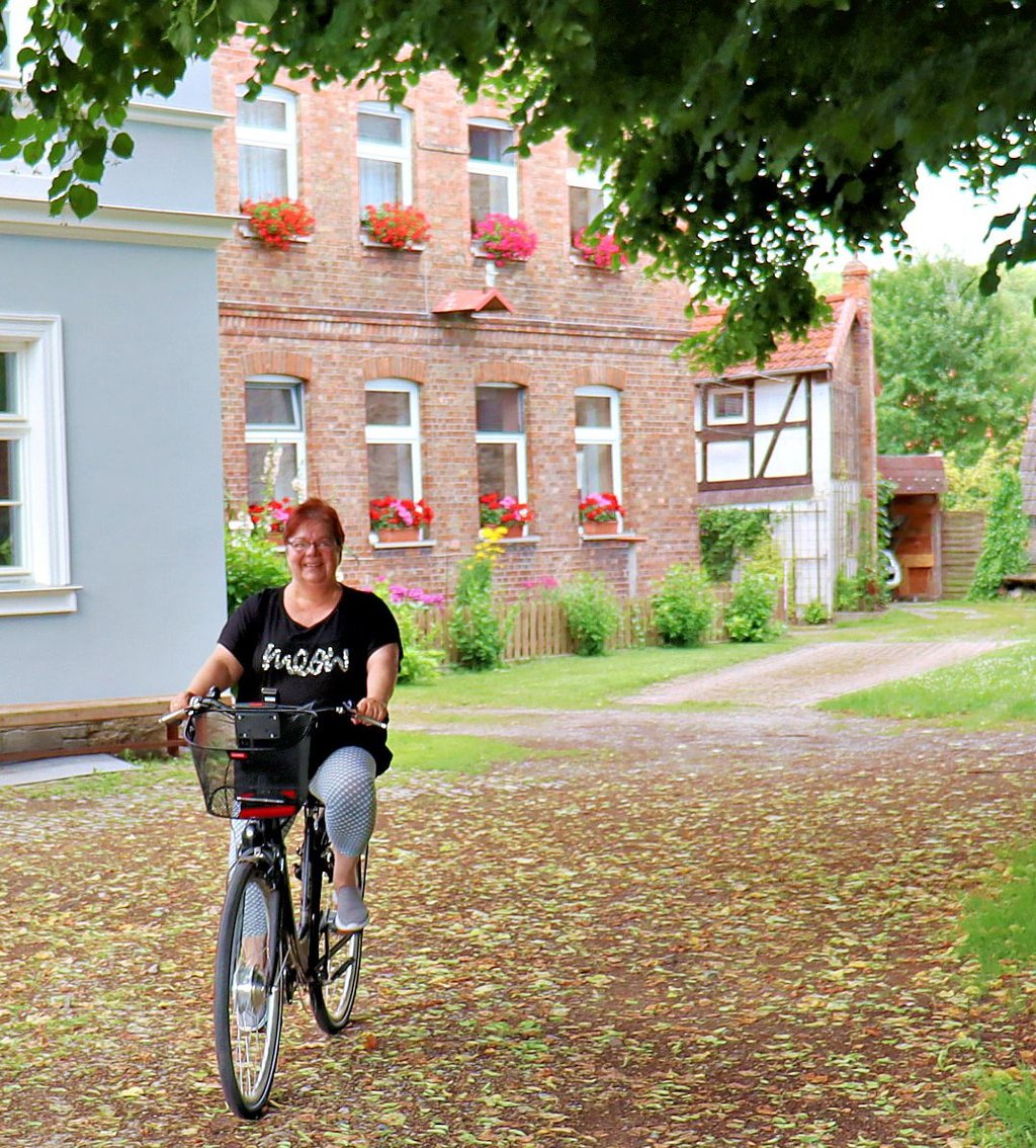 Unter der alten Linde in Vogelsdorf sollte nicht geparkt werden, Fahrräder sind jedoch willkommen.