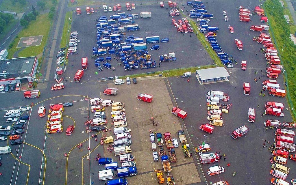 Am Nürburgring, dem Bereitstellungsraum vieler Hilfsorganisationen beim Hochwassereinsatz, stehen hunderte Einsatzfahrzeuge.