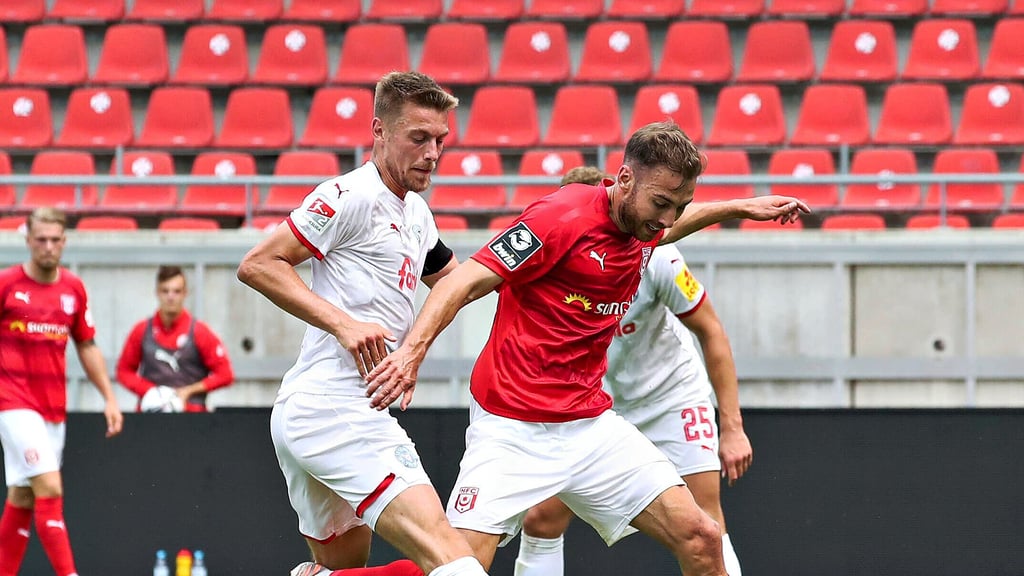 Michael Eberwein (r.) stand gegen Kiel in der Startelf und ist nun angeschlagen.
